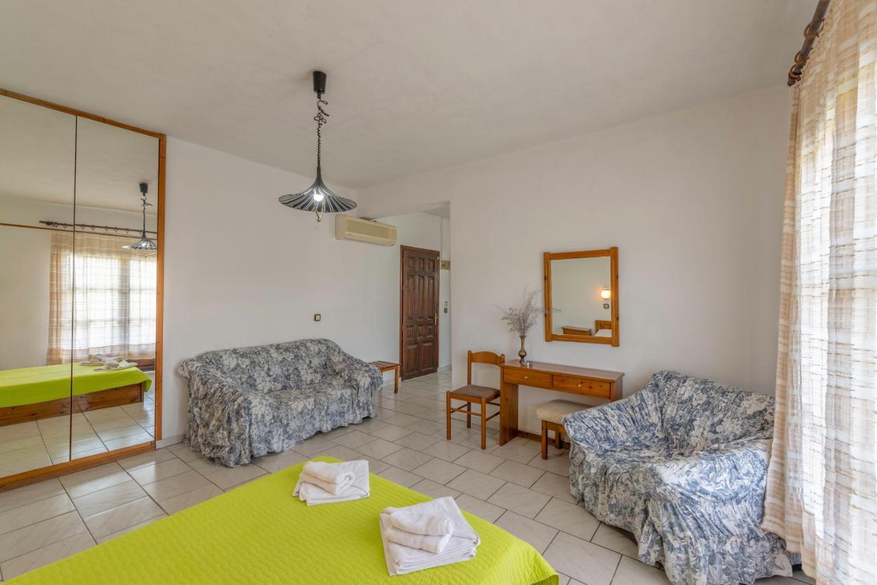 Family Room,966279946:JPEG