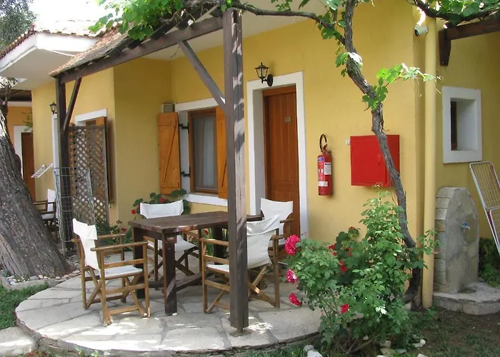 Lysistrata Bungalows Potos